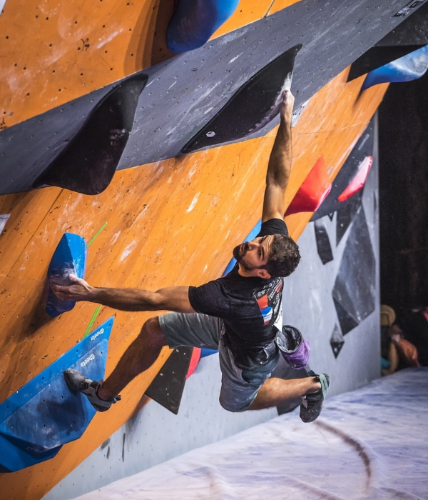 bouldrový lezec na stěně