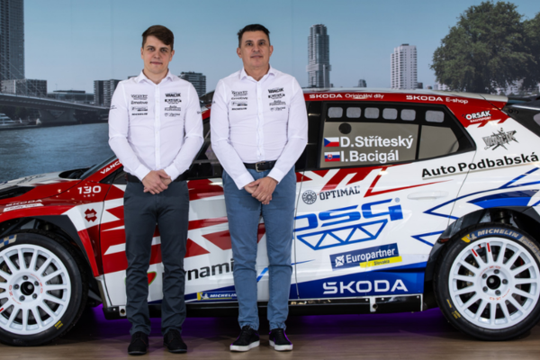 bouldrový lezec na stěně