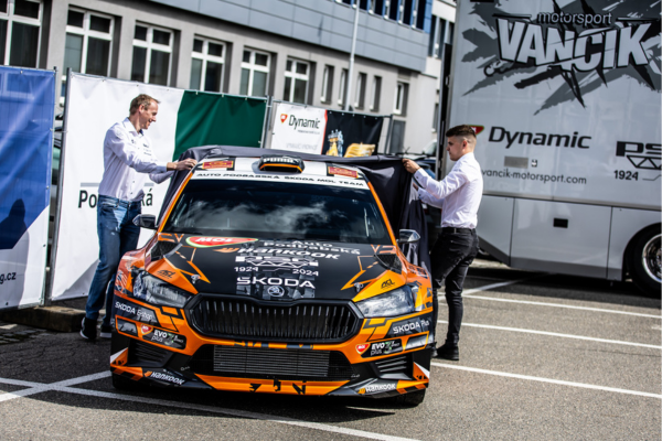 bouldrový lezec na stěně