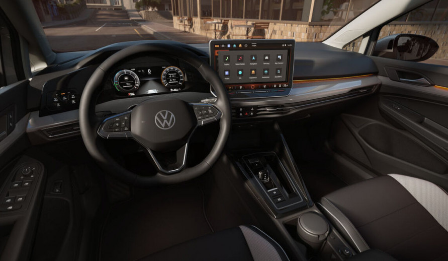 VOLKSWAGEN GOLF noční přední interiér u řidiče s ambientním osvětlením